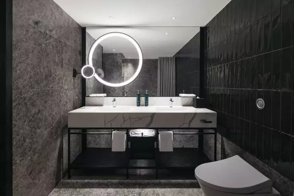 DELUXE ROOM bath.jpg