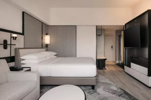 deluxe city view king 1.jpg