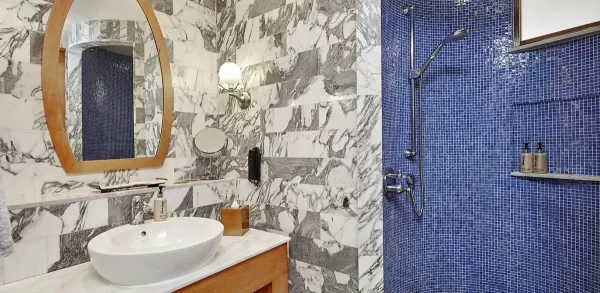 deluxe room bathroom.jpg