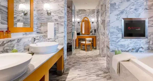deluxe-suite-bathroom.jpg