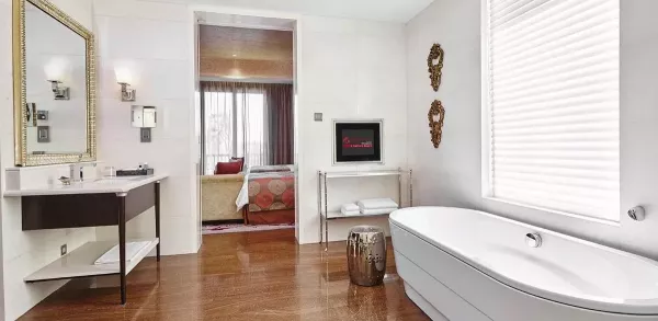 merlion suite bathroom.jpg