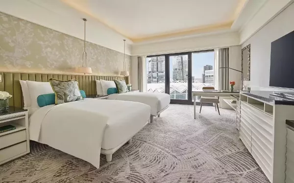 DELUXE ROOM BATHROOM TWN MO.jpg