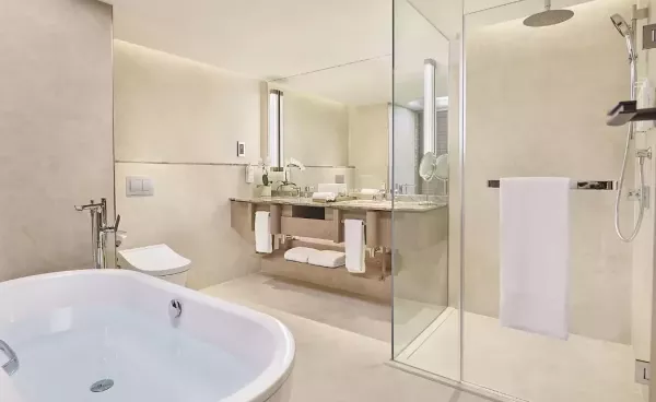 SEA VIEW SUITE BATHROOM MO.jpg