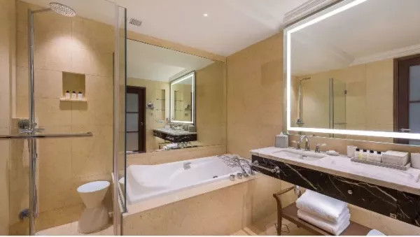 STRAITS CLUB COURTYARD ROOM BATHROOM.jpg