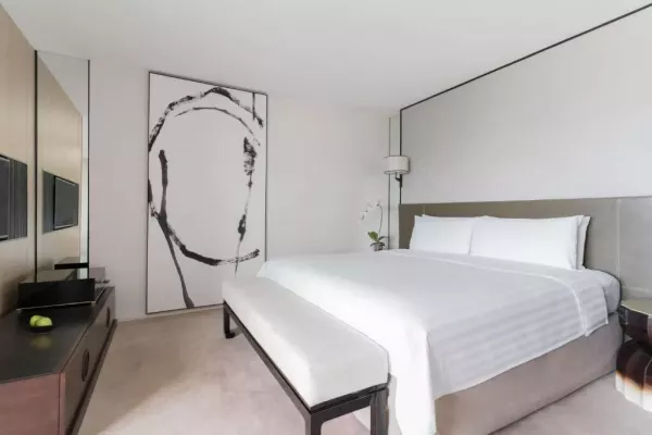 HORIZON CLUB JUNIOR SUITE BEDROOM.jpg