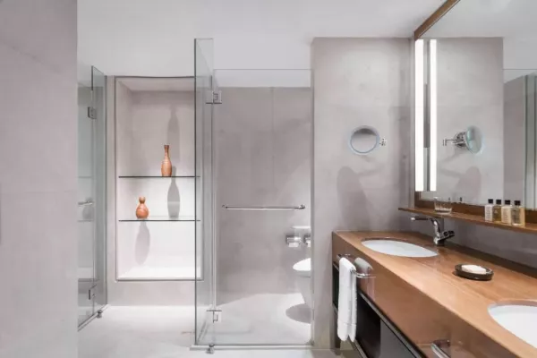 Garden Wing One Bedroom Suite King bathroom.jpg